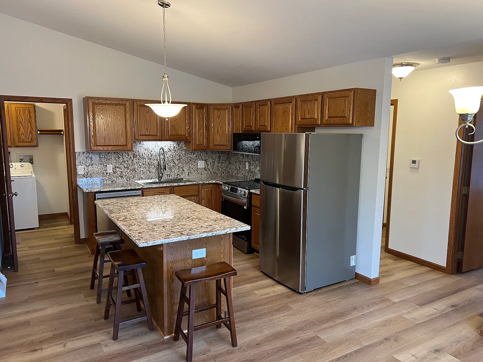 2 bed, 1.5 bath, 1000 sqft, $1,350 — Photo 3