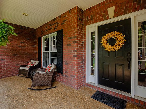 3rd image of 827 Templeton Ln