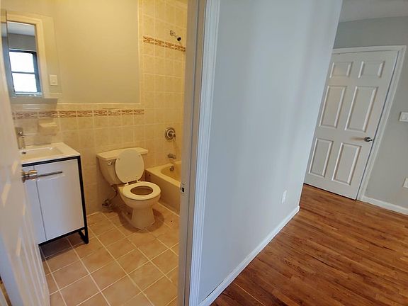 5th image of 3609 Barnes Ave APT 2