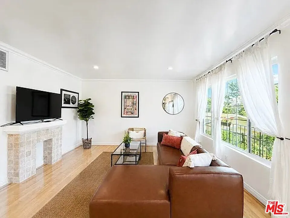 2 bed, 2.0 bath, 1000 sqft, $5,500 — Photo 4