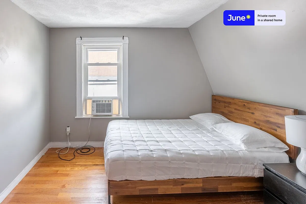 Queen bedroom in 6 bed/1.5 bath home in Somerville #1578 F — Photo 1