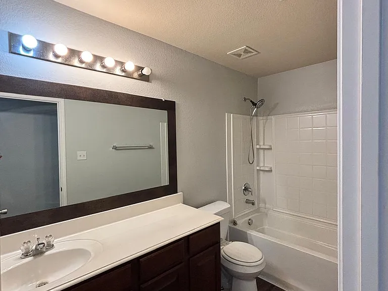 437 Grant Ln — Photo 16