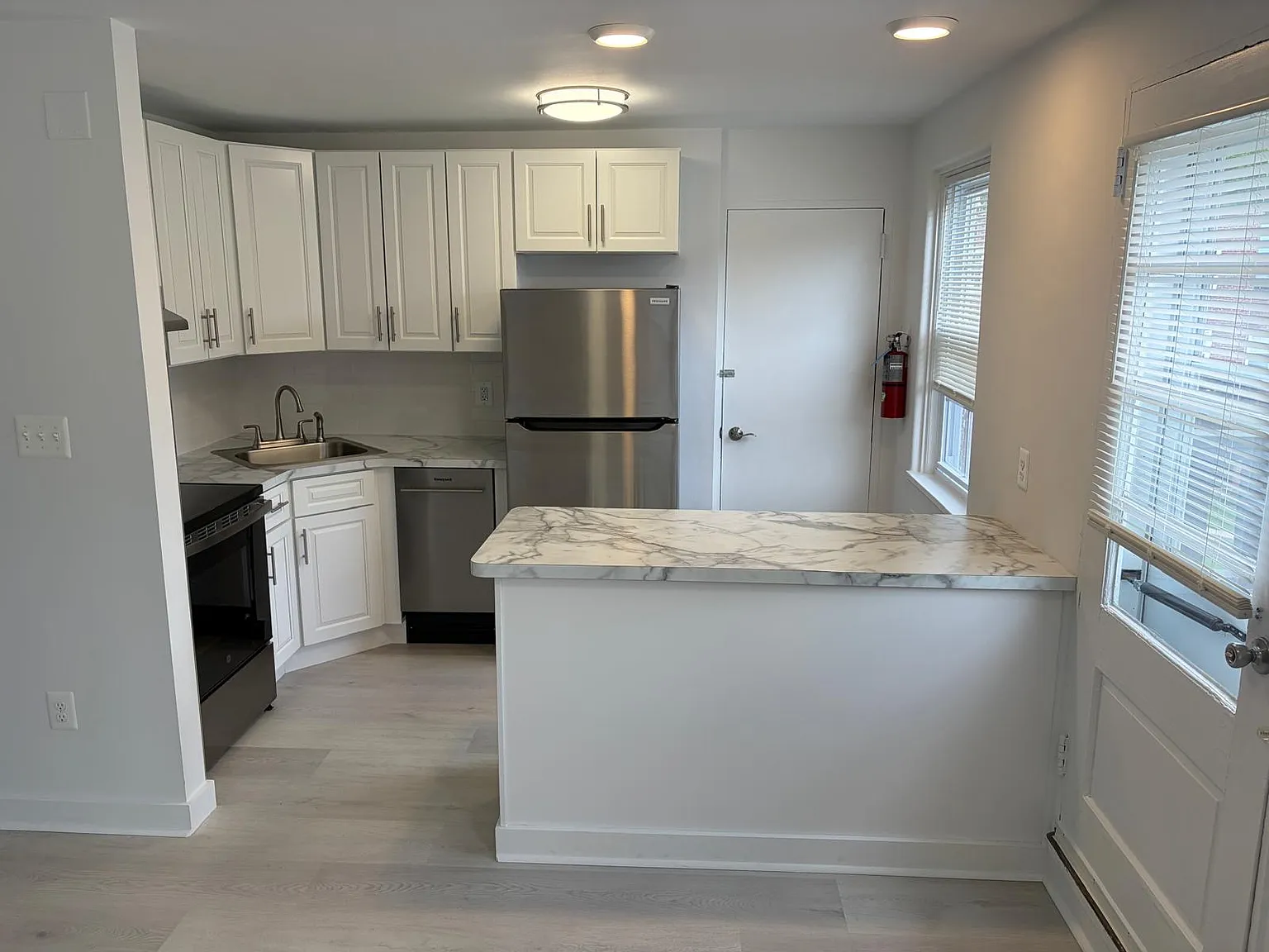 2 bed, 895 sqft, $1,699 — Photo 2