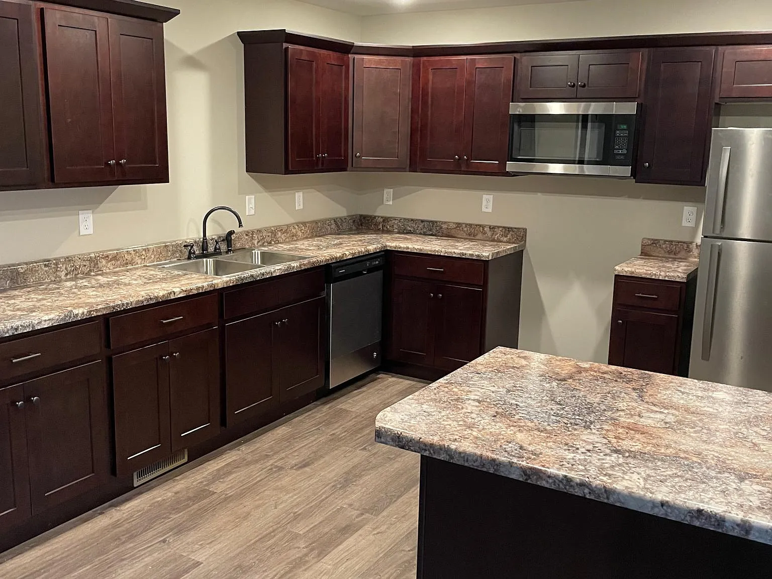 3 bed, 2.5 bath, 1450 sqft, $1,550 — Photo 2