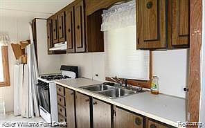 4th image of 8036 N Clare Ave