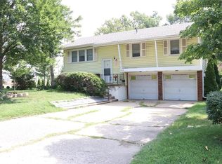 633 Kay Dr, Lees Summit, MO 64063