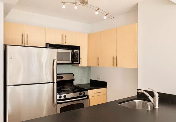 3rd image of 155 W 21st St APT 12F