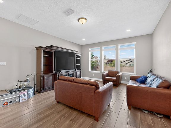 2nd image of 4712 Viento Del Norte