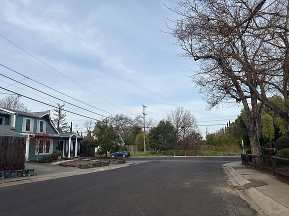 4th image of 4106 Chaucer Dr