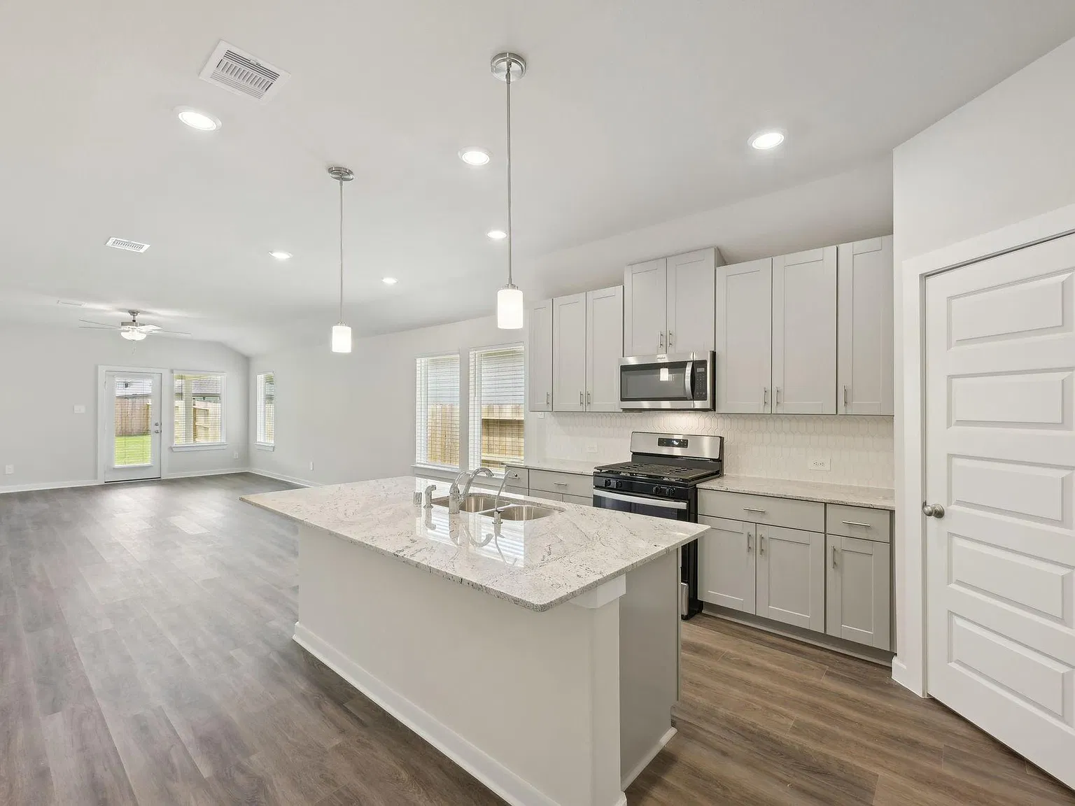 4 bed, 3.0 bath, 2012 sqft, $2,200 — Photo 3