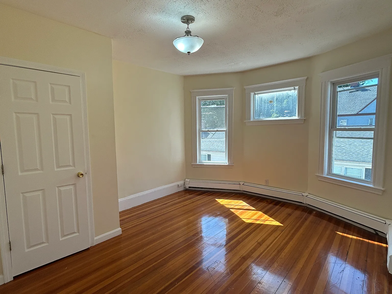 3 bed, 1100 sqft, $3,100 — Photo 1