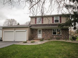 26 Beacon Hills Dr S, Penfield, NY 14526