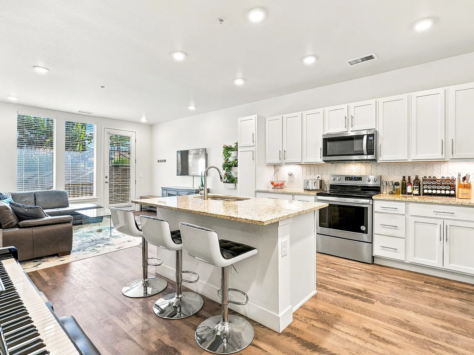2 bed, 1180 sqft, $2,095 — Photo 1
