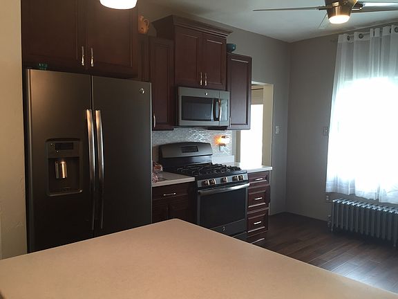 5th image of 203 Rosewood St