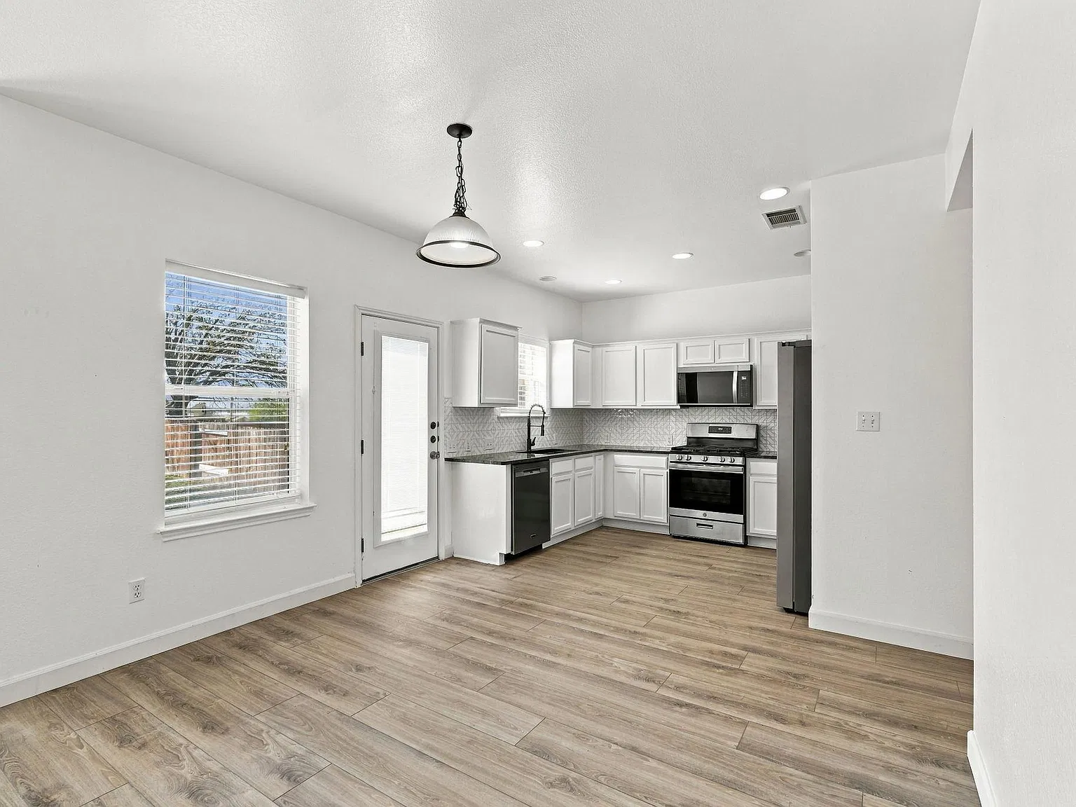 4 bed, 2.5 bath, 2723 sqft, $2,450 — Photo 4
