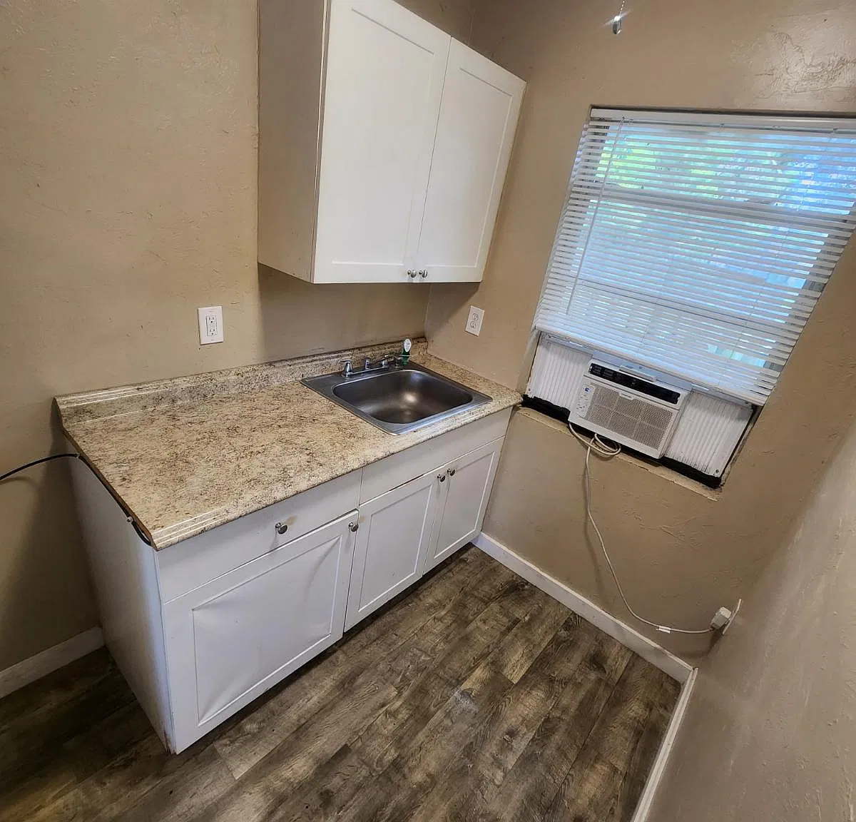 1 bed, 350 sqft, $1,100 — Photo 3