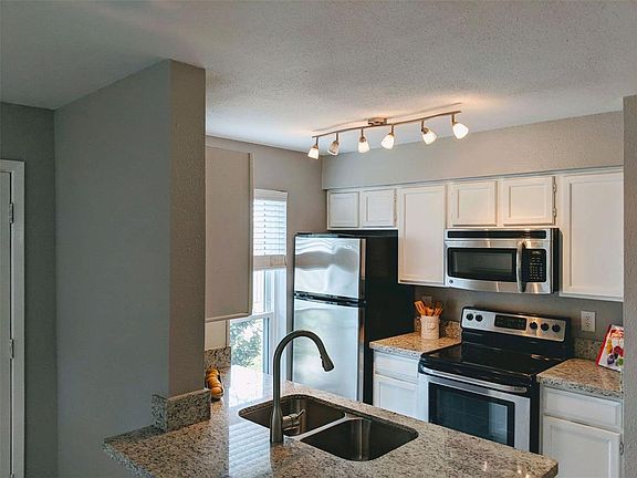 5th image of 3900 Woodchase Dr APT 3