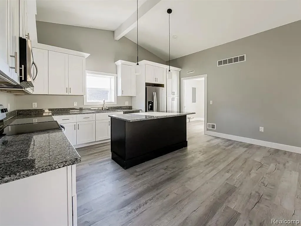 3 bed, 1350 sqft, $2,300 — Photo 4