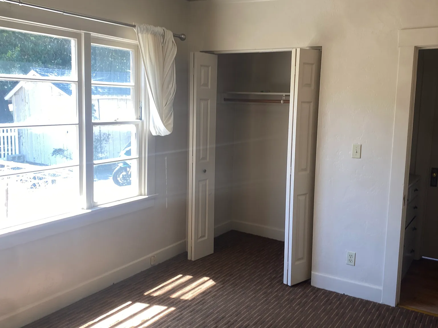 3 bed, $1,300 — Photo 2
