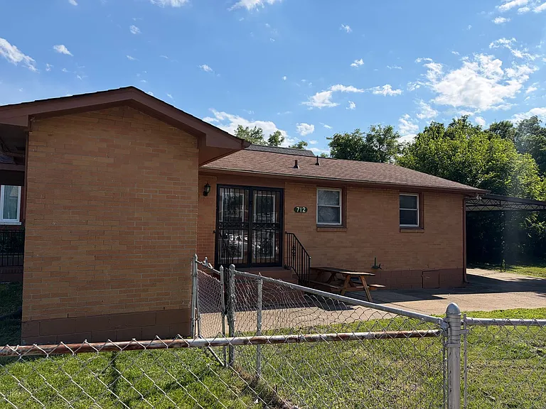 712 Meridian St — Photo 2
