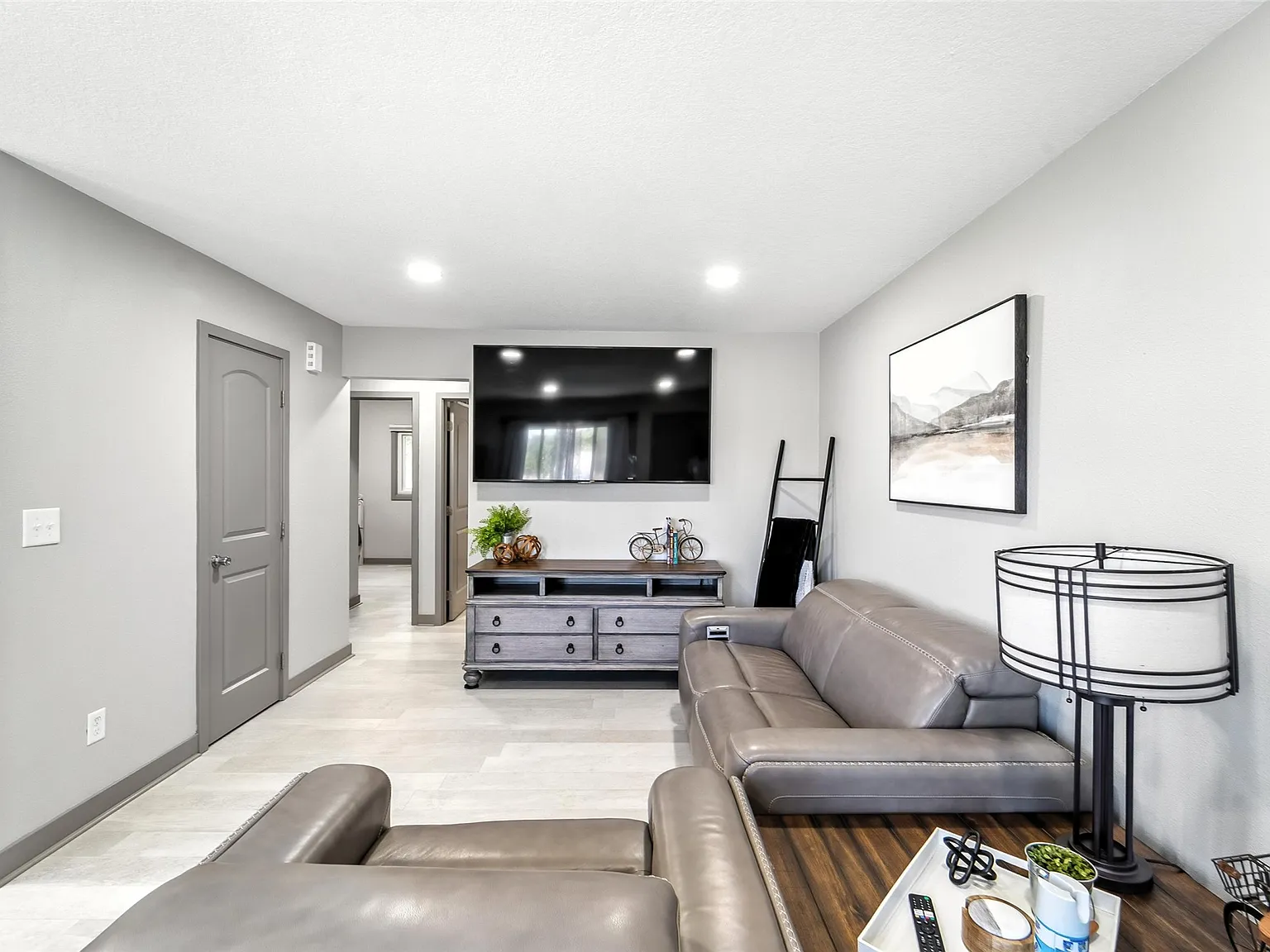 2 bed, 1.0 bath, 731 sqft, $2,149 — Photo 2