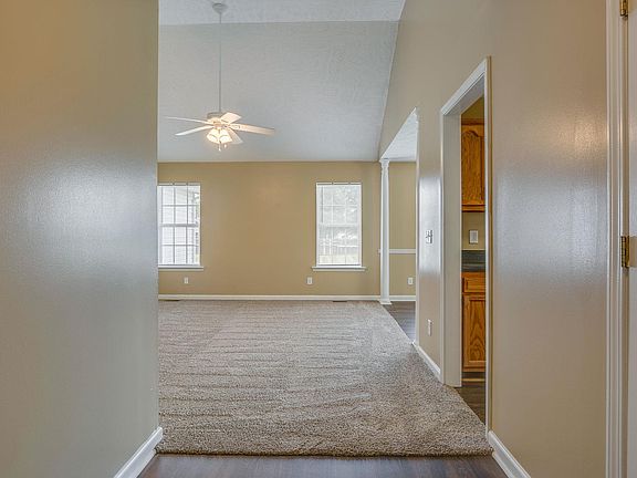 4th image of 102 Worchester Ct