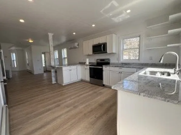 2 bed, 1.0 bath, 1100 sqft, $3,700, 44 Merrimac St, Amesbury, MA 01913