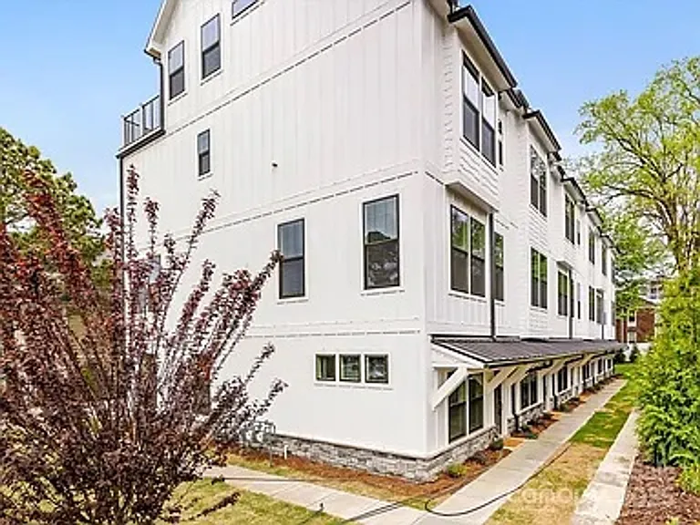 1405 Kenilworth Ave — Photo 2