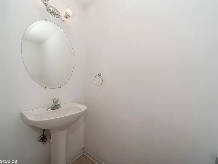 593 Prestwick Ln — Photo 8