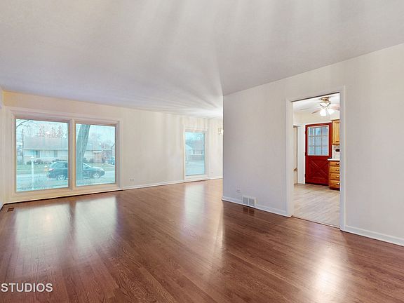 4th image of 8649 N Oleander Ave