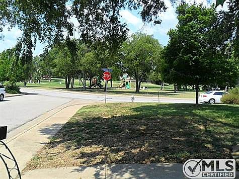 4th image of 919 Venice Cir