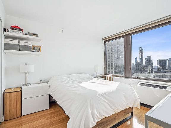 5th image of 100 W 39th St APT 39H