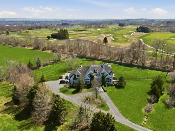 99 Meadowlark Ln, Portsmouth, RI 02871