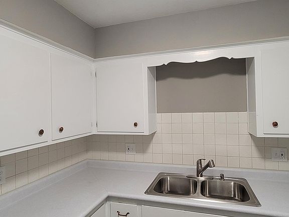 5th image of 2424 Holmes St APT 1