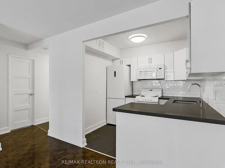 33 Isabella St #511 — Photo 8