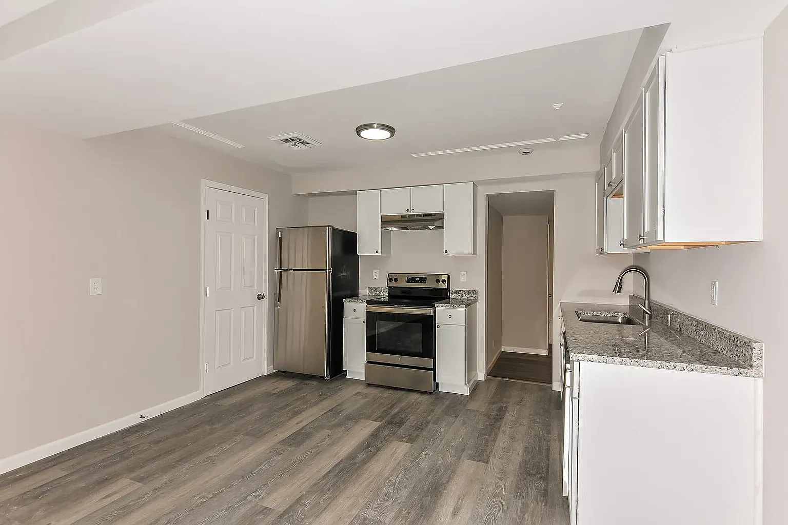 3 bed, 1.5 bath, 1026 sqft, $1,597 — Photo 2