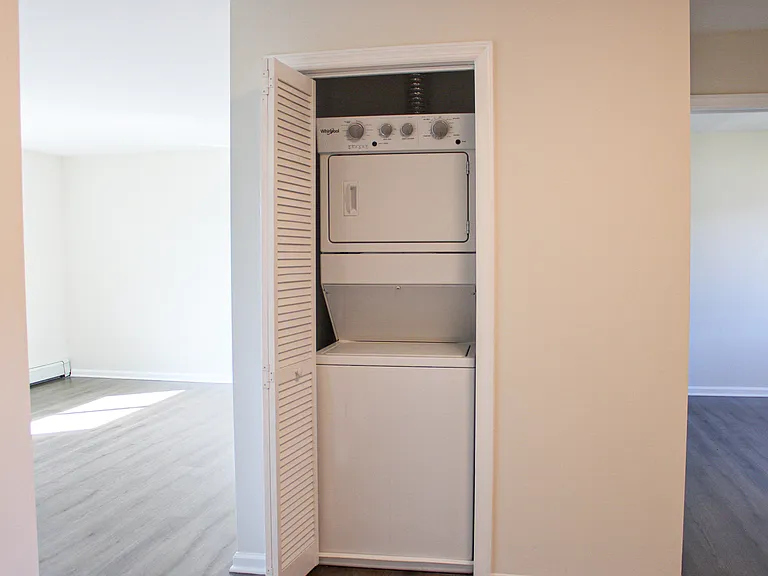 Edgewater Apartments — Photo 6
