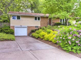 708 Sextant Ave W, Roseville, MN 55113