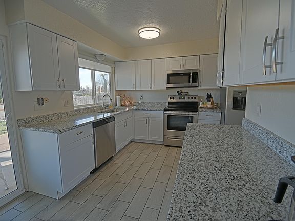 4th image of 10120 La Paz Dr NW