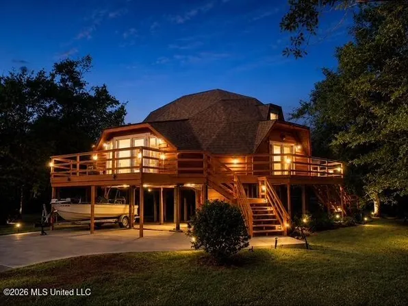 9017 W Simmons Cir, Ocean Springs, MS 39564