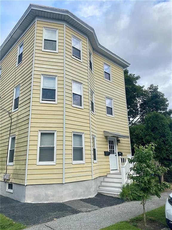 3 bed, 1.0 bath, 1018 sqft, $2,300 — Photo 1