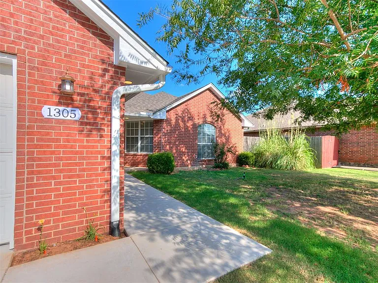 1305 Melisa Dr — Photo 4