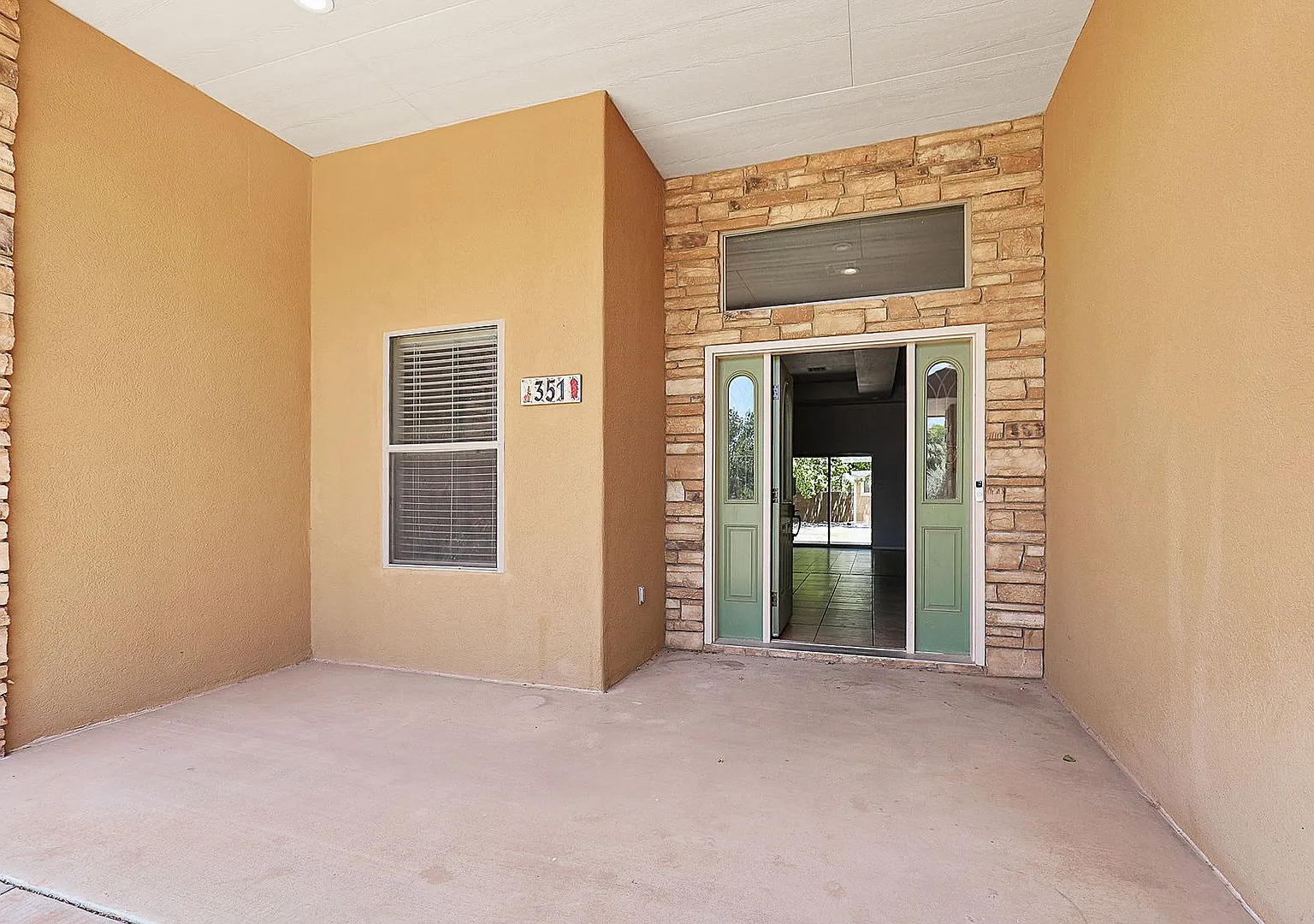 Roomy 4 bedroom Home near Golf Course — Photo 3