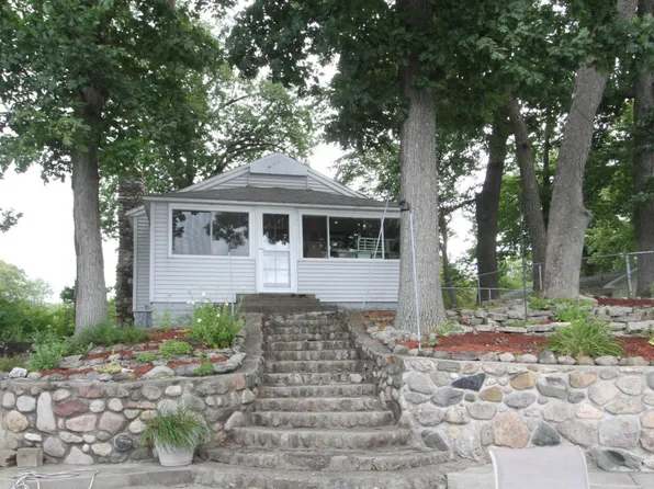12241 Islandview Dr, Plainwell, MI 49080