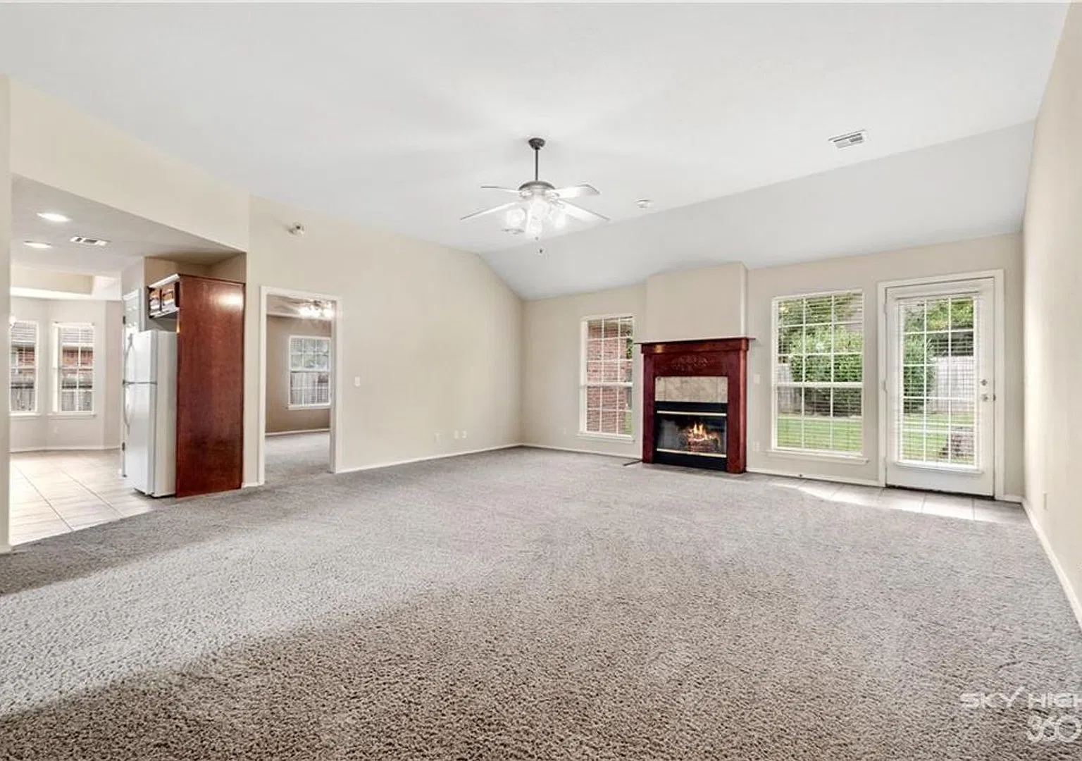 Spacious Split Floorplan with a Private Backyard in an Unbeatable Location! — Photo 4