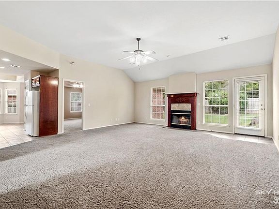 4th image of 3913 Maple Rd