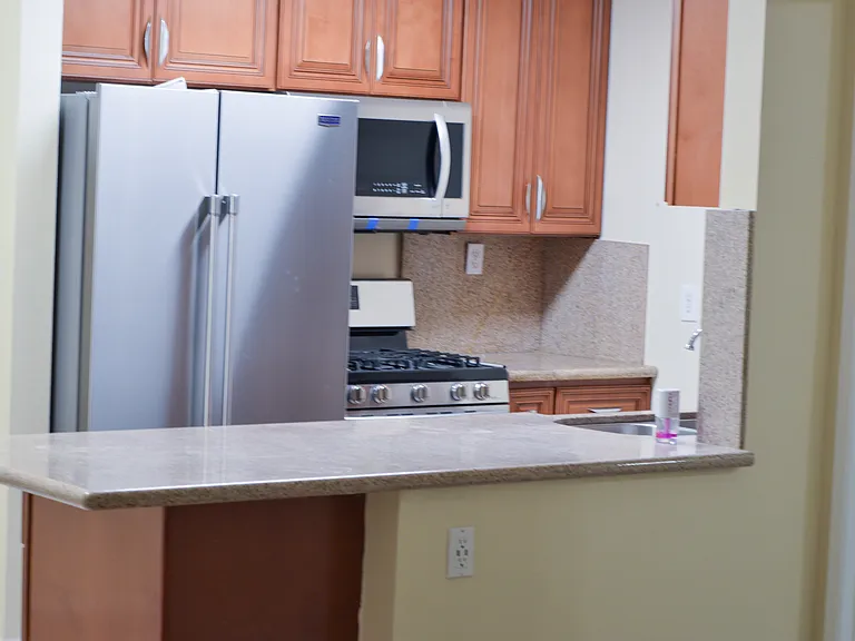 1726 Winona Blvd #105 — Photo 8