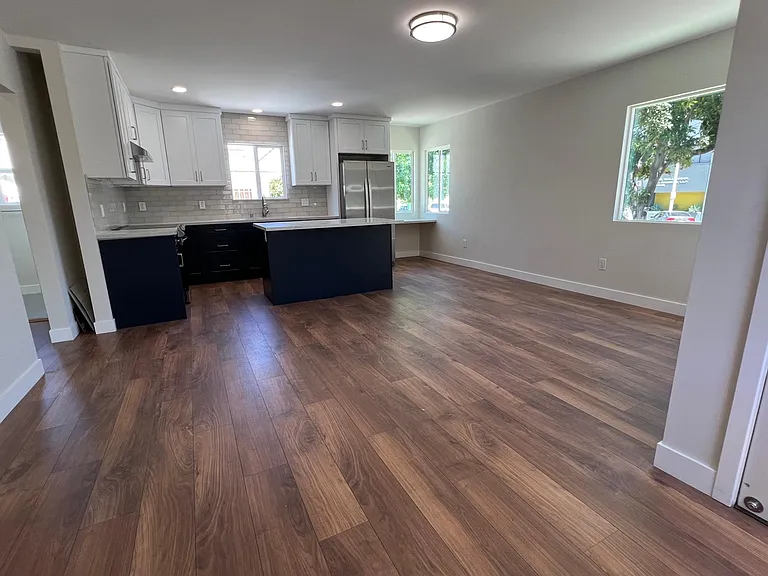 2817 La Cienega Ave — Photo 2