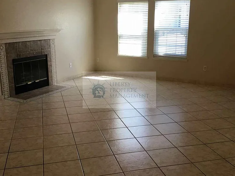2413 Country Manor Dr — Photo 2