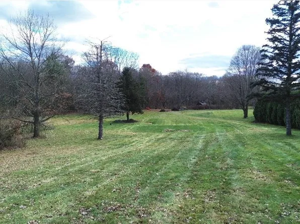 8 E State St, Granby, MA 01033